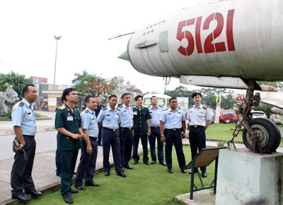 Sĩ quan trẻ quân đội các nước ASEAN thăm Bảo tàng phòng không không quân Việt Nam